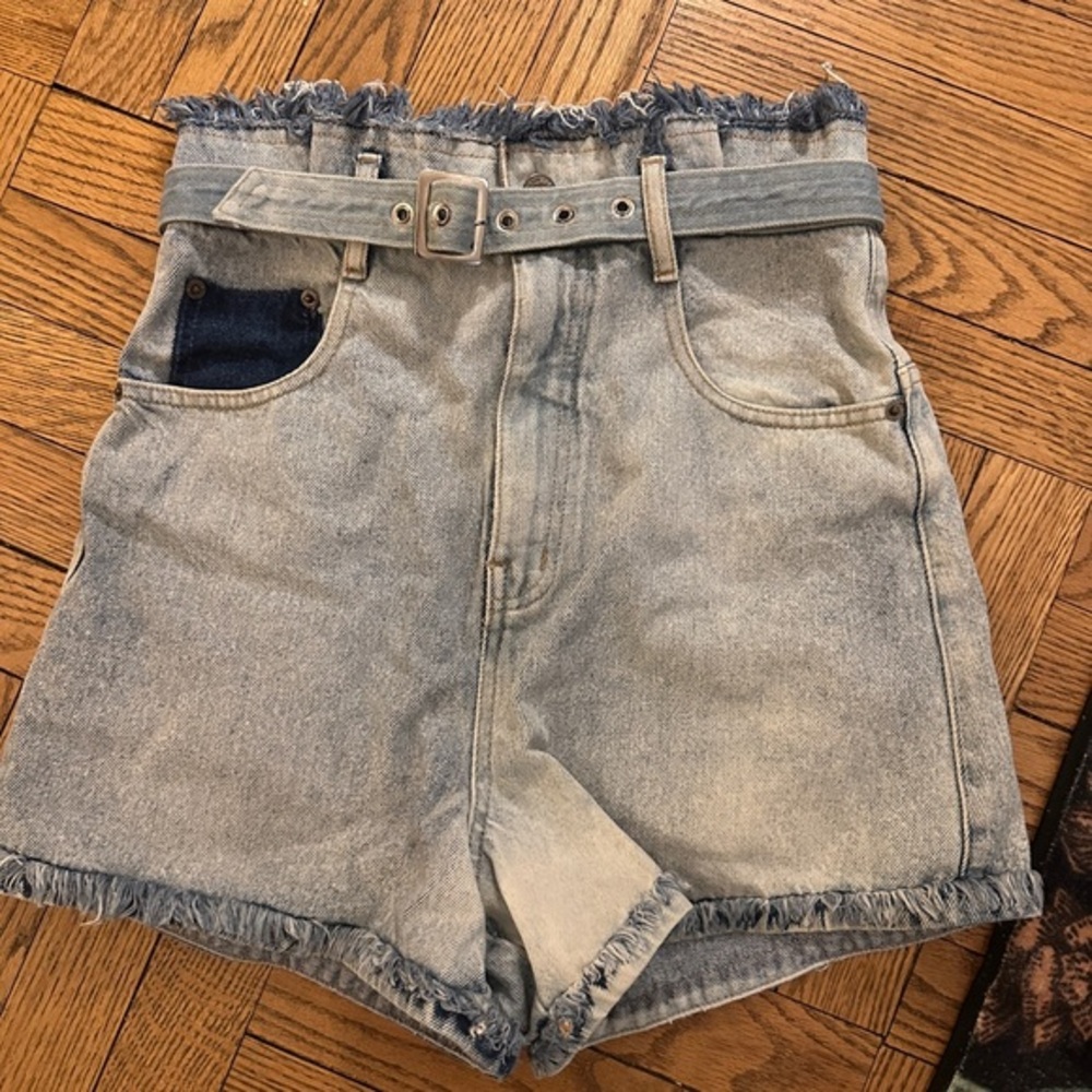 Women’s belted acid wash denim shorts size 36